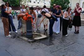 Varias personas se refrescan en una fuente en Roma, el martes 23 de junio de 2026.