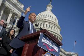 El líder demócrata de la minoría de la Cámara de Representantes, Hakeem Jeffries reúne a los demócratas para dar un discurso en las escalinatas del Capitolio en Washington, el miércoles 16 de septiembre de 2026.