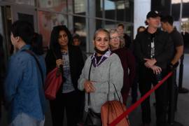 Masuma Khan (c), una inmigrante de Bangladesh detenida en un centro de detención de inmigrantes en California, en la fila con su abogada, Laboni Hoq, para entrar al edificio federal para una cita en Los Ángeles.