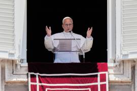 El papa León XIV imparte su bendición mientras reza el Ángelus desde la ventana de su estudio con vistas a la Plaza de San Pedro, en el Vaticano, el domingo 14 de junio de 2026.