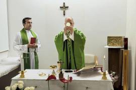 El Papa León XIV y su secretario personal, monseñor Edgard Iván Rimaycuna Inga celebrando misa en el Policlínico Agostino Gemelli de Roma, donde se recupera tras la extirpación de un cáncer en su pulmón.