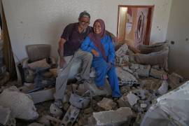 Mahasen Faqih y su esposo, Mohammed Sobeih, sonríen mientras se sientan entre los escombros de su casa, a su regreso tras una operación militar israelí en Zawtar al-Gharbieh, Líbano, el martes 28 de julio de 2026.