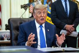 El presidente de EU, Donald Trump, habla durante la firma de una orden ejecutiva para revisar las recomendaciones sobre vacunas infantiles en el Despacho Oval de la Casa Blanca, en Washington.