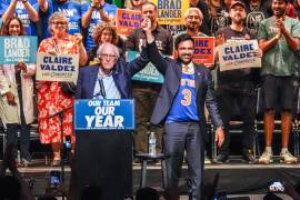 El alcalde Zohran Mamdani junto al senador estadounidense Bernie Sanders, independiente por Vermont, durante un mitin para fomentar la participación electoral previo a las elecciones primarias de Nueva York,