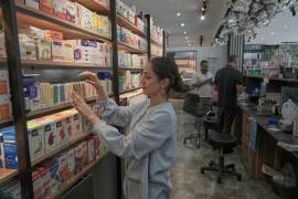 Una técnico de farmacia organiza cajas de medicamentos en una farmacia de Teherán, Irán, el lunes 21 de septiembre de 2026.