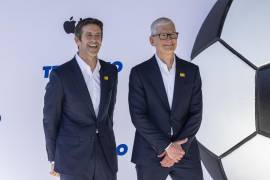John Ternus (i) y Tim Cook (d) llegando al estreno mundial de la cuarta temporada de la serie de televisión ‘Ted Lasso’ en el Academy Museum of Motion Pictures de Los Ángeles, California.