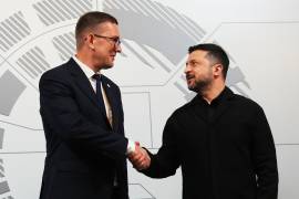 El primer ministra de Estonia, Kristen Michal (i), y el presidente de Ucrania, Volodímir Zelenski, se dan la mano durante una reunión en Tallin, Estonia, el martes 9 de junio de 2026.