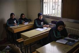 A un kilómetro de la zona que Israel mantiene ocupada en el Líbano, 30 niñas y mujeres jóvenes huérfanas regresaron al centro que consideran su casa, un lugar bombardeado del que ya no se atreven a salir.