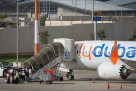 Pasajeros embarcan en un avión de FlyDubai en el Aeropuerto Internacional Ben Gurion, cerca de Tel Aviv, Israel, el miércoles 30 de septiembre de 2026.
