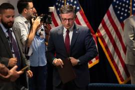 El presidente de la Cámara de Representantes, el republicano Mike Johnson se retira tras una conferencia de prensa en el Capitolio, el martes 15 de septiembre de 2026, en Washington.