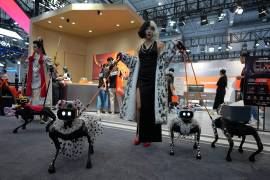 Robots en forma de perros en la Conferencia Mundial de Robots en el Centro de Exposiciones Beiren Yichuang en Beijing, el 19 de agosto del 2026.