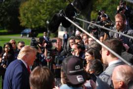 El presidente Donald Trump habla con los periodistas antes de subir al Marine One en el jardín sur de la Casa Blanca, el viernes 23 de octubre de 2026, en Washington.