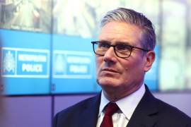 El primer ministro británico, Keir Starmer, se reúne con agentes de policía para hablar sobre la planificación operativa en Londres.