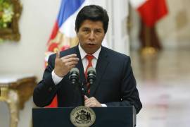 El presidente peruano, Pedro Castillo, habla a los medios durante el IV Gabinete Binacional Chile-Perú, en el palacio presidencial de La Moneda, en Santiago, Chile.
