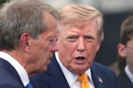 El presidente de Estados Unidos, Donald Trump, habla con el gobernador de Nebraska, Jim Pillen, tras un acto de apertura del curso político en la Rosaleda de la Casa Blanca, el 24 de agosto de 2026, en Washington.