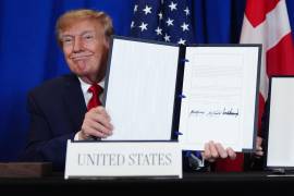 Donald Trump muestra el documento tras firmar un acuerdo de seguridad con la primera ministra de Dinamarca, Mette Frederiksen, y el primer ministro de Groenlandia, Jens-Frederik Nielsen en la ONU.