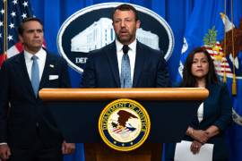 El secretario de Seguridad Nacional de EE. UU., Markwayne Mullin (c), en una conferencia de prensa sobre inmigración y menores extranjeros no acompañados en el Departamento de Justicia (DOJ) en Washington.