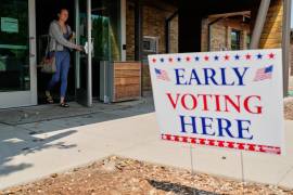 Una mujer sale tras sufragar en un centro de votación, el martes 28 de julio de 2026, en Milwaukee.