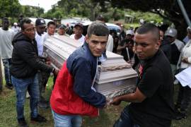 Familiares de una de las víctimas del atentado que se cobró la vida de al menos 20 personas en la Carretera Panamericana llevan un ataúd para el velatorio en Cajibio, Colombia, el lunes 27 de abril de 2026.