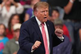 El presidente Donald Trump baila en un mitin de campaña en el Heartland Credit Union Arena, el lunes 19 de octubre de 2026, en Park City, Kansas.