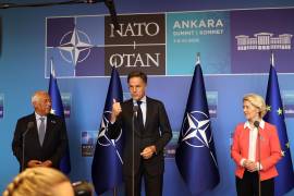 El secretario general de la OTAN, Mark Rutte en una conferencia de prensa con el presidente del Consejo Europeo, Antonio Costa , y la presidenta de la Comisión Europea, Ursula von der Leyen en Ankara.