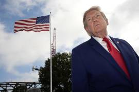 El presidente de EE. UU., Donald Trump, habla con miembros de los medios de comunicación mientras abandona la Casa Blanca rumbo a un mitin en Georgia, en Washington, D. C..
