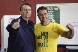 Fotografía del 7 de octubre de 2018 que muestra al expresidente de Brasil, Jair Bolsonaro (i) junto a su hijo, Flavio Bolsonaro, después de la primera vuelta de las elecciones presidenciales de Brasil en 2018.