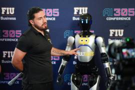 El director de Operaciones de VaultBots, Gabriel Campos, habla sobre Luka, un robot humanoide que la empresa estadounidense VaultBots quiere llevar a hoteles, restaurantes y centros de cuidado de mayores.