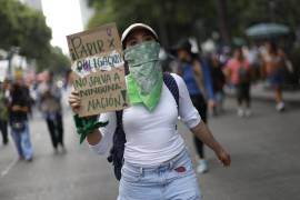 Una mujer sostiene un cartel durante el Día de Acción Global por el Acceso al Aborto Legal y Seguro, este lunes en Ciudad de México (México).