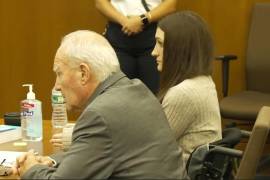 Lindsay Clancy (d), la mujer acusada de matar a sus tres hijos en un supuesto brote psicótico en la Corte Superior de Plymouth, Massachusetts.