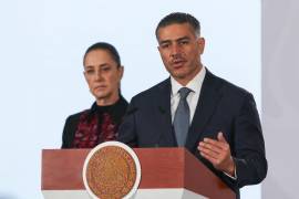 Omar García Harfuch, secretario de Seguridad y Protección Ciudadana, junto a Claudia Sheinbaum Pardo, presidenta de México, durante su intervención en la conferencia matutina realizada en Palacio Nacional.