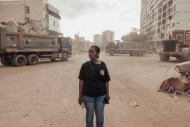 Jacqueline Zúñiga, de 52 años, entre varios complejos de viviendas sociales que se derrumbaron durante el doble terremoto. El edificio de Zúñiga sufrió daños y ahora vive en un refugio improvisado.