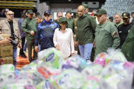 La presidenta encargada de Venezuela, Delcy Rodríguez, este domingo, revisando ayudas para los damnificados tras el doble terremoto de magnitud 7.2 y 7.5, en Caracas, Venezuela