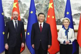 El presidente chino, Xi Jinping, la presidenta de la Comisión Europea, Ursula von der Leyen y el presidente del Consejo Europeo, Charles Michel en Beijing, el jueves 7 de diciembre de 2023.