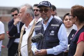 El director general de la OMS Tedros Adhanom Ghebreyesu (c), informa sobre el proceso de desembarco de los pasajeros del crucero MV Hondios en el puerto de Granadilla de Abona, Tenerife (España).