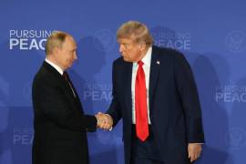 Los presidentes de Rusia y Estados Unidos, Vladímir Putin y Donald Trump se dan la mano tras su reunión en Anchorage, Alaska en 2025.