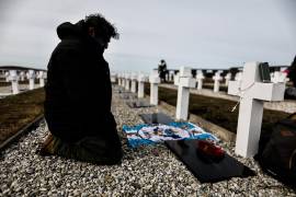 Un hombre visita una tumba este viernes, en el Cementerio Militar Argentino de Darwin, en las Islas Malvinas.