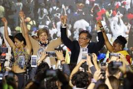 El candidato a la presidencia de Colombia Gustavo Petro celebra junto a su esposa Verónica Alcocer.