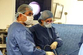 El doctor Aimen Shaaban (izquierda), coautor de la investigación de la nueva sonda de monitorización continua, realizando una cirugía fetal.