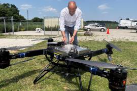 Greg Colacitti, director de Volatus Aerospace, inspecciona un dispositivo antes de su prueba en Kleinburg, Ontario el 13 de julio del 2026.