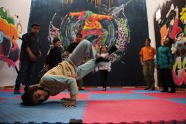 Niños palestinos hacen breakdancing en Nuseirat, Franja de Gaza, el 4 de mayo del 2026.