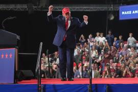 El presidente Donald Trump baila en un acto de campaña en el Majestic Valley Arena, el miércoles 14 de octubre de 2026, en Kalispell, Montana.