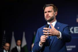 El vicepresidente de EU, JD Vance, da un discurso antes de una reunión cuadrilateral entre Estados Unidos, Irán, Pakistán y Qatar en el complejo hotelero de lujo Burgenstock, con vistas al lago de Lucerna, Suiza.