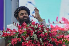 El ministro de Asuntos Exteriores de Afganistán, Amir Khan Muttaqi, conversa con delegados talibanes de todo el país en un encuentro que inaugura las celebraciones del quinto aniversario de la retirada de EU.