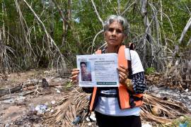 La cubana Alicia Santos Torres muestra un cartel de su hijo desaparecido, Jorge Alejandro Lozada, en San José Hueyate, Chiapas, durante una búsqueda de migrantes que desaparecieron a finales de 2024.