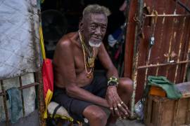 Oscar Joaquín López posa para una fotografía en la entrada de su casa en La Habana, Cuba, el lunes 7 de septiembre de 2026.
