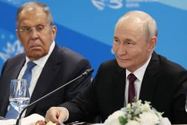 El presidente de Rusia, Vladímir Putin y el ministro de Exteriores del país, Sergey Lavrov, durante una cumbre en Vladivostok, Rusia.