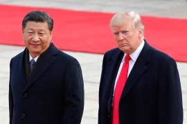 El presidente Donald Trump camina junto al mandatario chino Xi Jinping durante una ceremonia de bienvenida en el Gran Salón del Pueblo en Pekín, el 9 de noviembre de 2017.