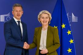La presidenta de la Comisión Europea, Ursula von der Leyen (a la derecha), saluda al primer ministro entrante de Hungría, Peter Magyar, antes de una reunión en la sede de la UE en Bruselas.