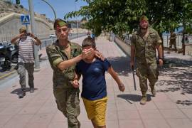 Un menor no acompañado de 12 años que cruzó a España es escoltado por un soldado español hasta la frontera entre España y Marruecos desde el enclave español de Ceuta, el lunes 3 de agosto de 2026.